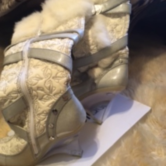 Boot - Picture 3 of 6